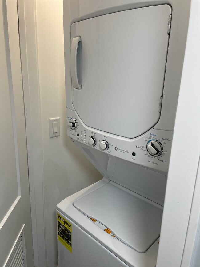 Building Photo - 2332 W 18th Pl