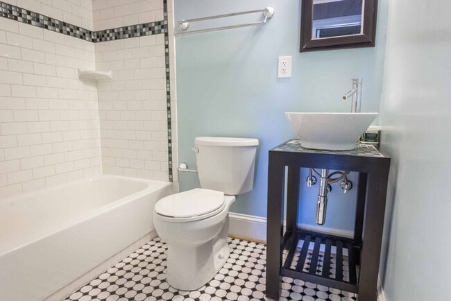 Building Photo - Gorgeous 3 Bedroom 2 Bath in Popular Parki...