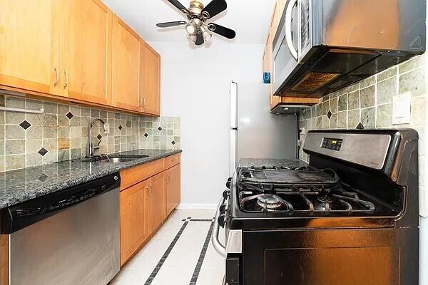 Building Photo - 171 E 84th St