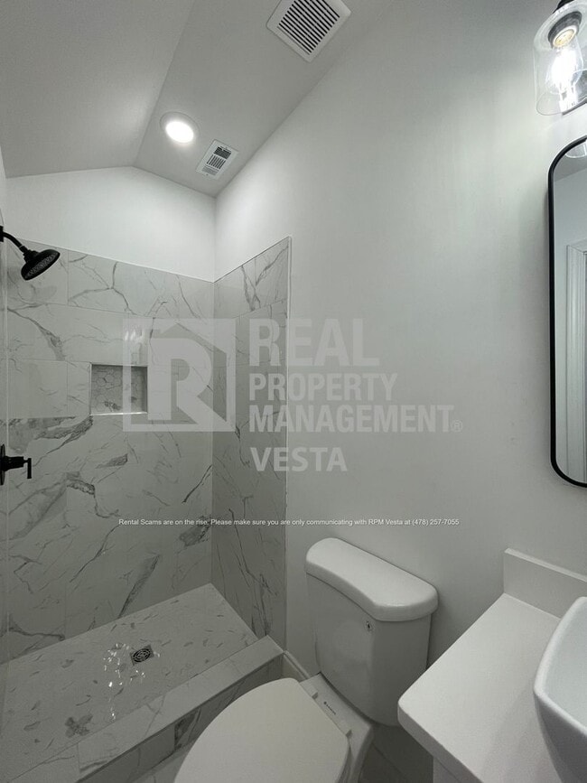 Building Photo - 2349 Berthadale Ave