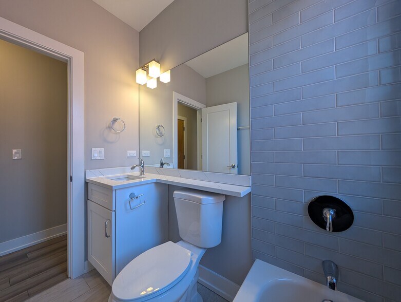 Building Photo - 3943 N Janssen Ave