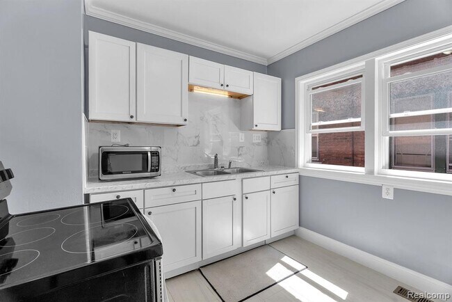 Building Photo - 3273 Cortland St