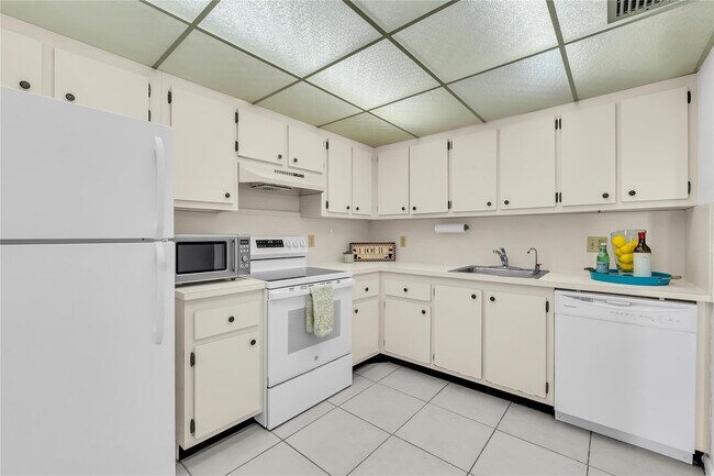 Building Photo - 1901 Bermuda Cir