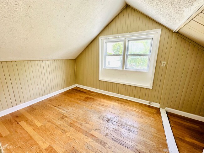 Building Photo - Updated FOUR bedroom home in South Louisville