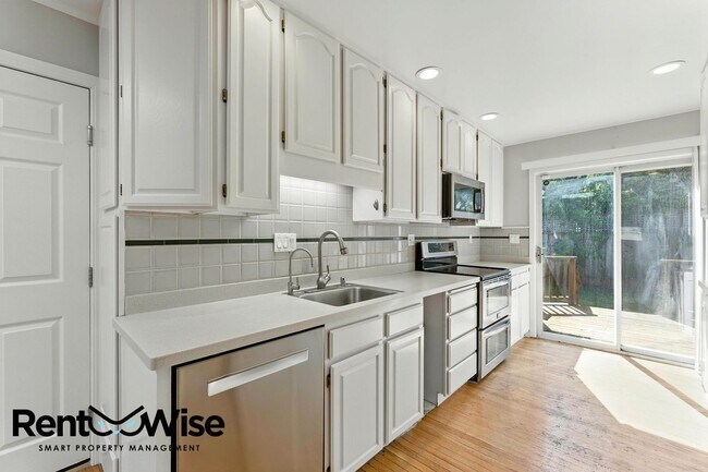 Building Photo - 1121 Killarney Ln