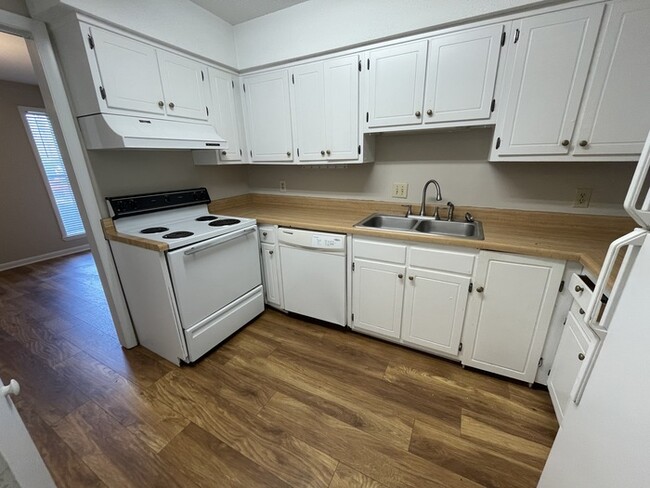 Building Photo - 606 Oak Tree Dr