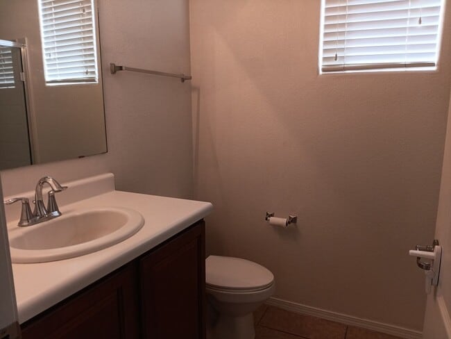 Building Photo - Beautiful 3 bedroom 3 bathroom home! Showi...