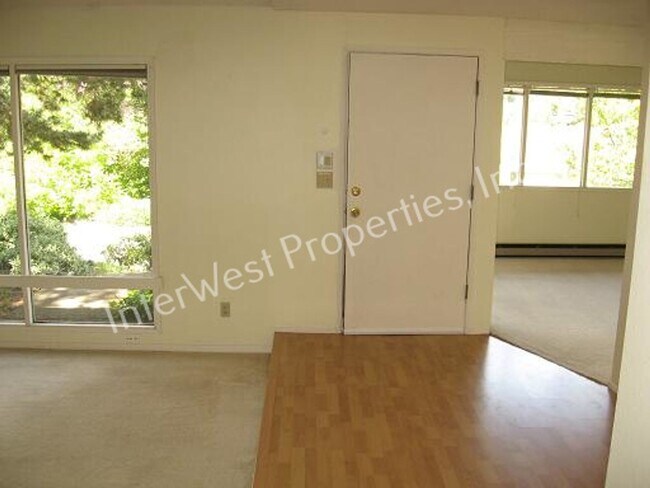 Building Photo - 3 BR Townhome- Wonderful Privacy Deck in Beaverton with 1 Car Garage & A/C!