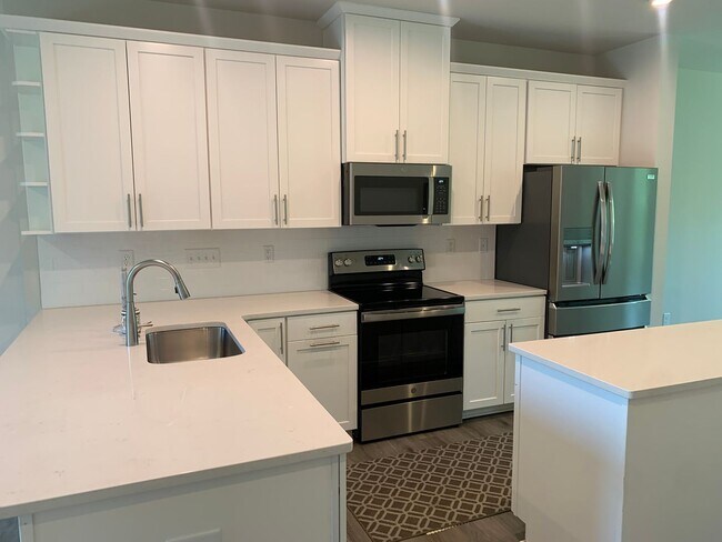 Building Photo - Beautiful Three Bedroom Townhouse!