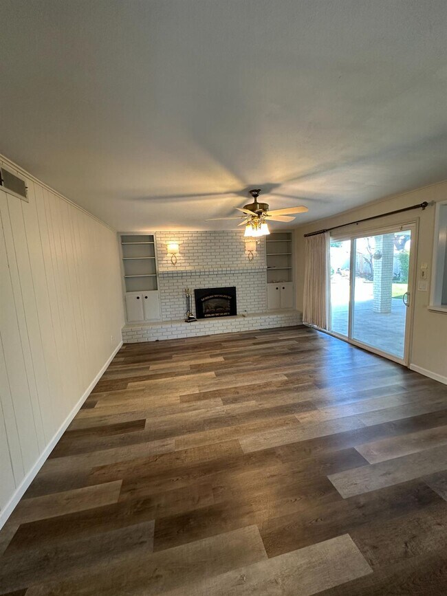 Building Photo - 1310 W Magill Ave