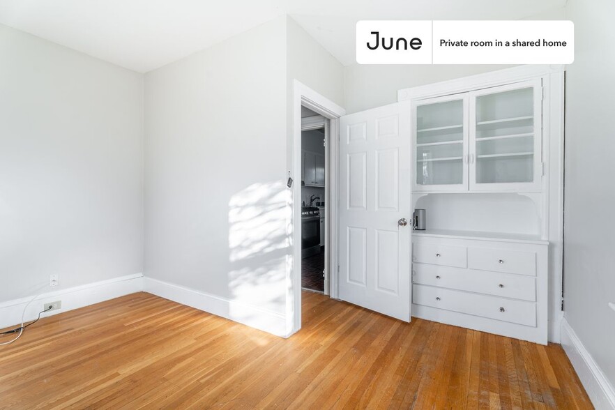 Building Photo - Private bedroom in 3 bed/1 bath Home