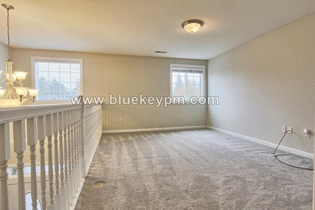 Building Photo - 4 Bed, 2.5 Baths Home with Primary Suite on Main Floor in Ridgefield