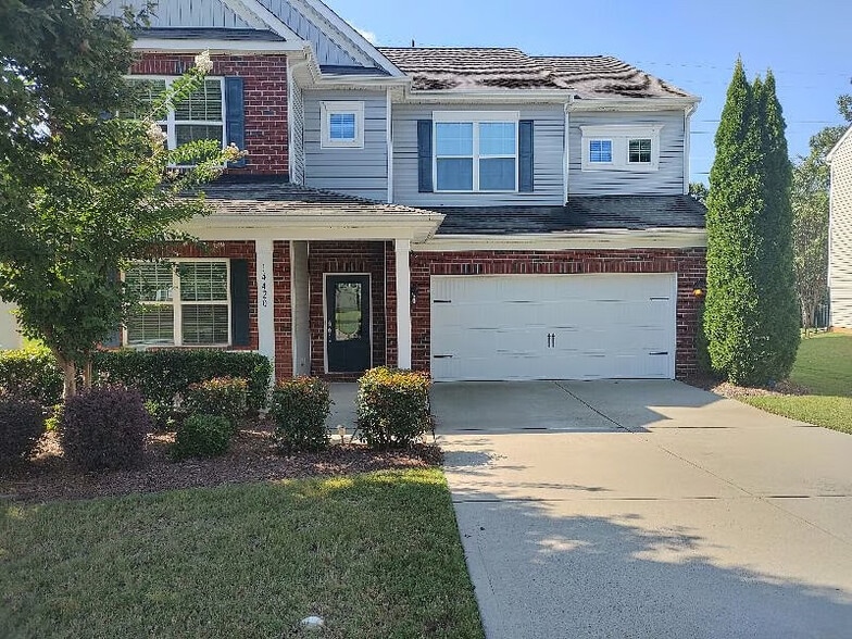 Building Photo - Room in House on Green Birch Dr