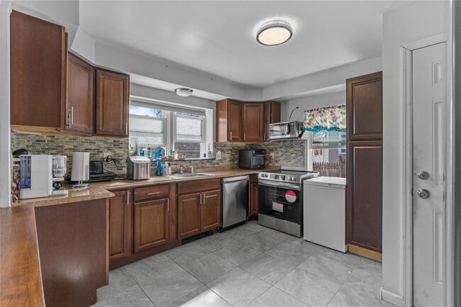 Building Photo - 41 Verplanck Ave