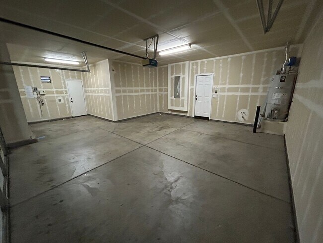 Building Photo - Desirable Location