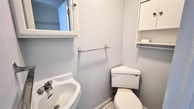 Building Photo - 2421 Laura Pl