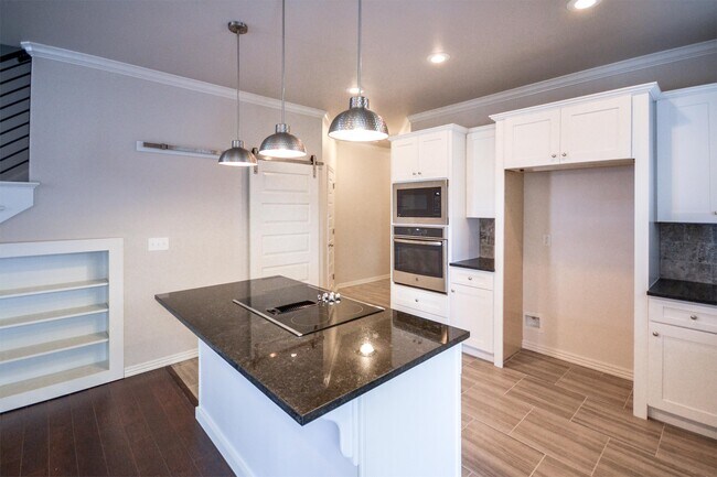 Building Photo - 635 N Keats Dr