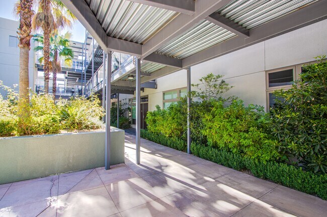 Building Photo - 8925 W Flamingo Rd