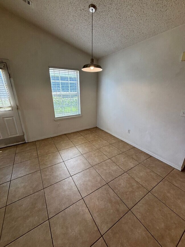 Building Photo - Adorable 2-Bedroom, 2-Bathroom Single Fami...