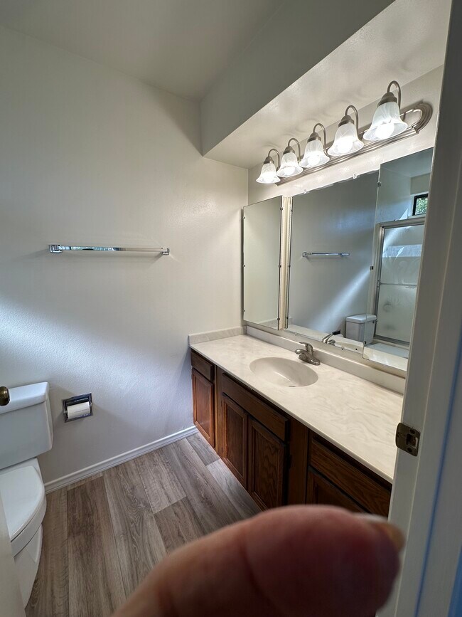 Building Photo - 2493 1/2 S Barrington Ave