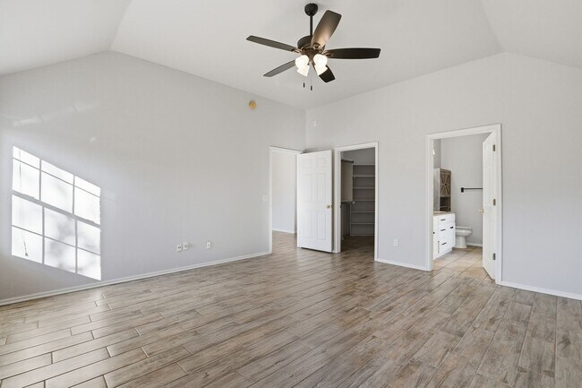 Building Photo - 4900 Cypress Lake Dr