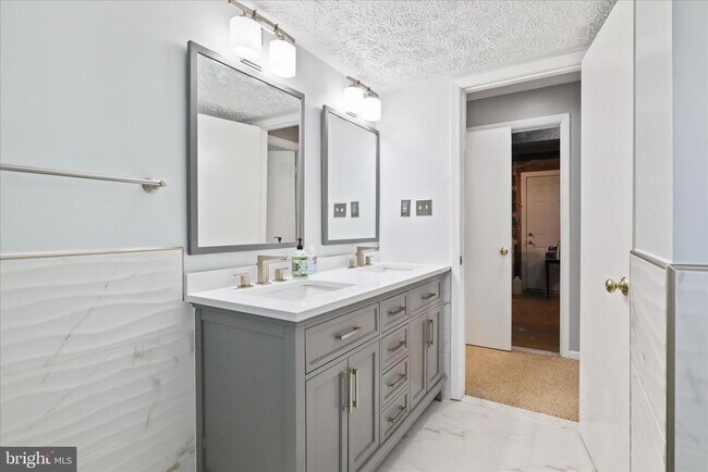 Building Photo - 3838 Glenbrook Rd