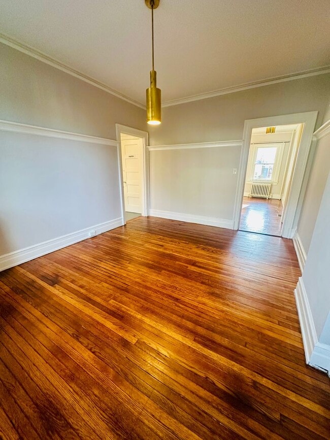 Building Photo - Charming 3bdrm/1.5bth Home Conveniently Located in Richmond's Carytown Area w/Private Balcony!!