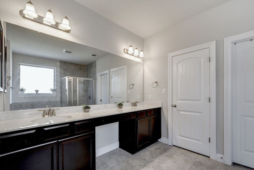 Building Photo - 5813 Viejo Dr