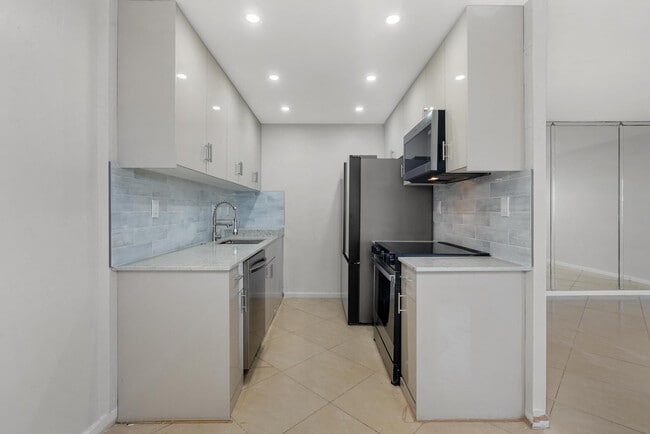 Building Photo - 3038 Cornwall B