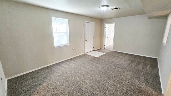 Building Photo - Warr Acres- 3 Bed/1 Bath