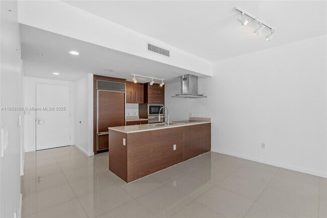 Building Photo - 495 Brickell Ave