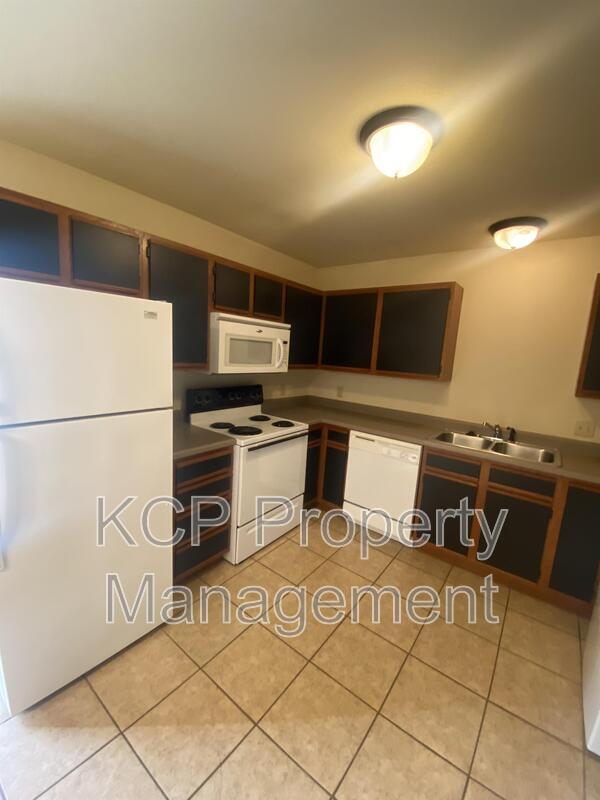 Building Photo - 3210 Phoenix Ave