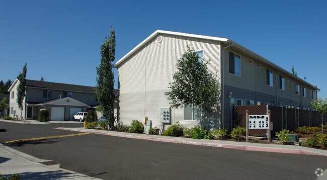 Building Photo - Amber Manor Townhomes