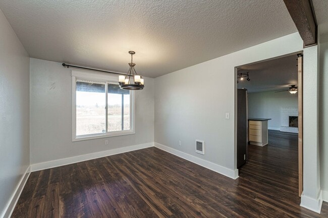 Building Photo - 4 Bedroom 2.5 Bathroom With Large Fenced B...