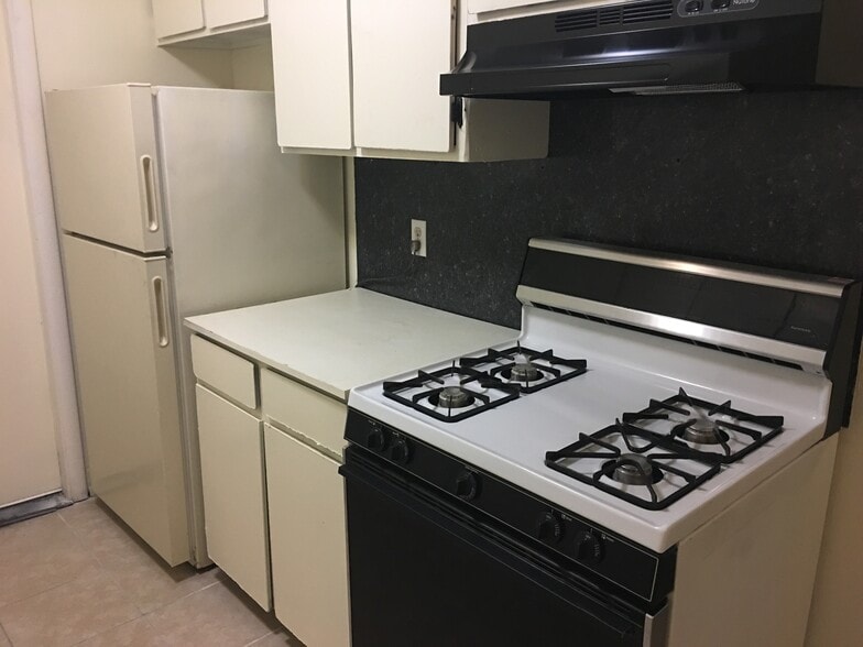 Building Photo - 1528 E 66th Pl