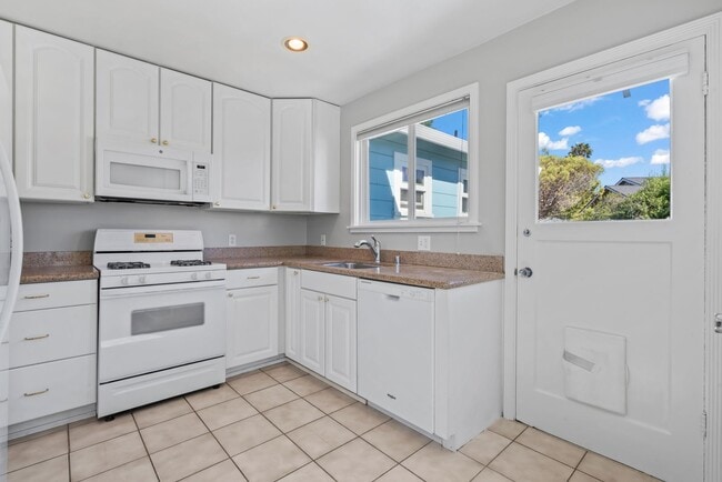 Building Photo - Pet Friendly 3Bd/2Ba Single-Family Home