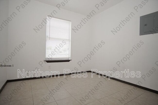 Building Photo - 8489 Roseway Dr