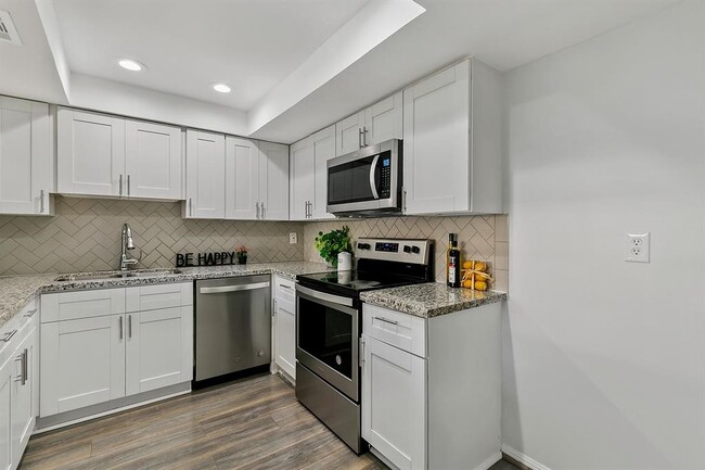 Building Photo - 2324 Shadowdale Dr