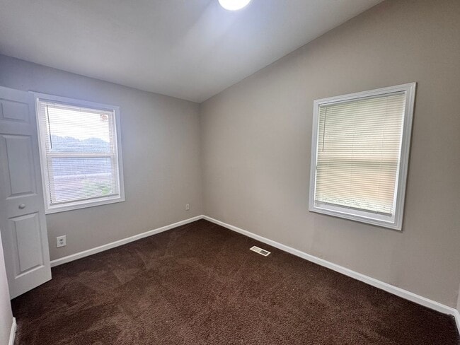 Building Photo - Available for Immediate Move In - 4 Side B...