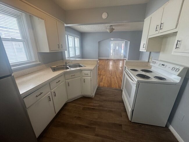 Building Photo - South Broad Ripple 2 Bed with Garage