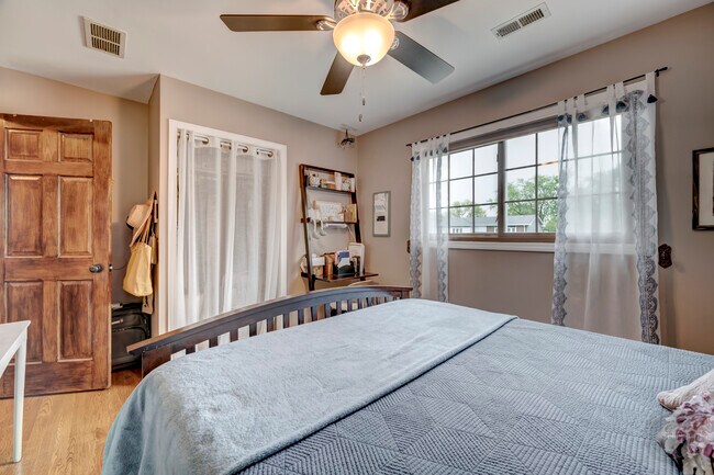 Building Photo - 7215 Larchwood Ln