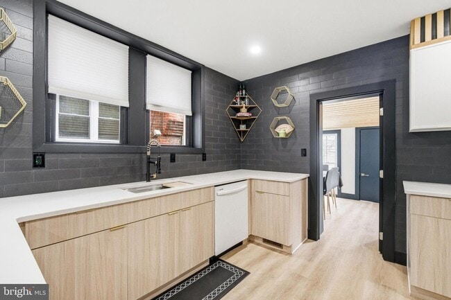 Building Photo - 268 W Duncannon Ave