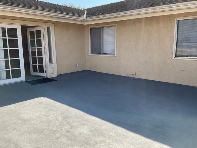 Building Photo - "Discover Coastal Living: Spacious 3-Bed, ...