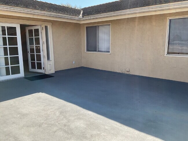 Building Photo - "Discover Coastal Living: Spacious 3-Bed, 2-Bath Townhouse