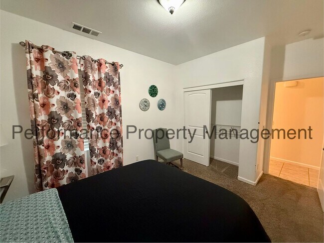 Building Photo - Spacious 4 Bed/2 Bath SW Bakersfield Home w/ RBP & $0 Deposit Option