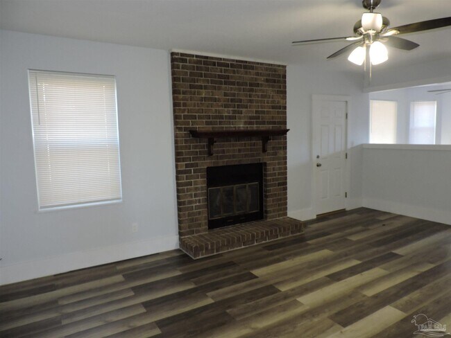 Building Photo - 526 Briarwood Dr