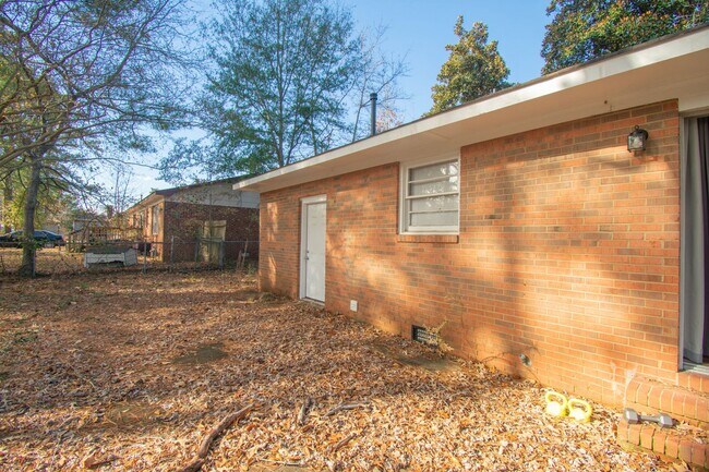 Building Photo - 3 Bedroom 2 Bathroom-Modern Upgrades