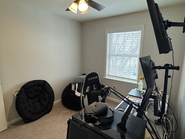 Building Photo - Beautiful Three Bedroom Townhouse