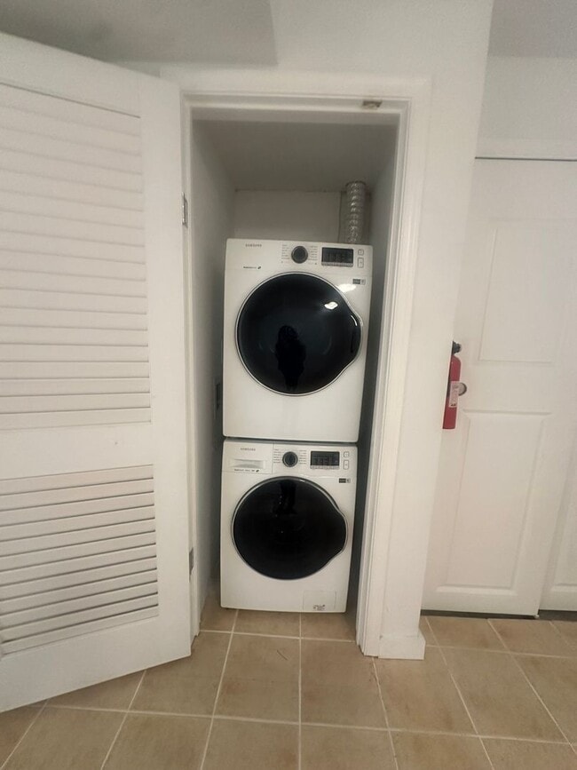 Building Photo - Modern Basement Unti 1 Bedroom/1 Bath, Recently renovated, new stainless steel appliances, floori...