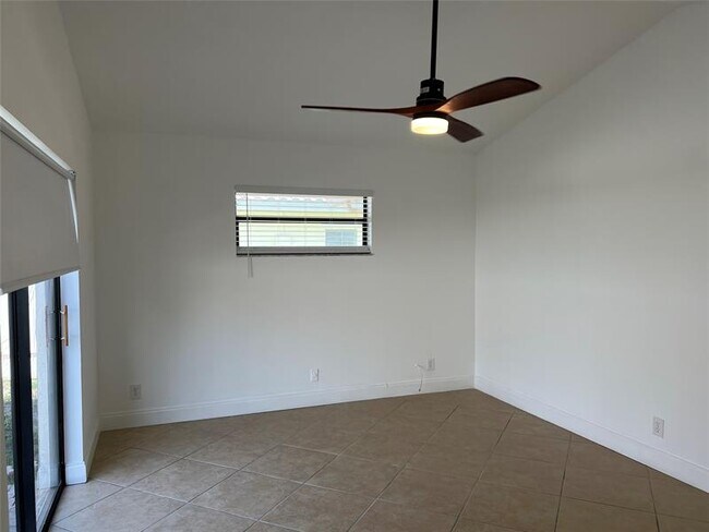 Building Photo - 371 Mohawk Ln